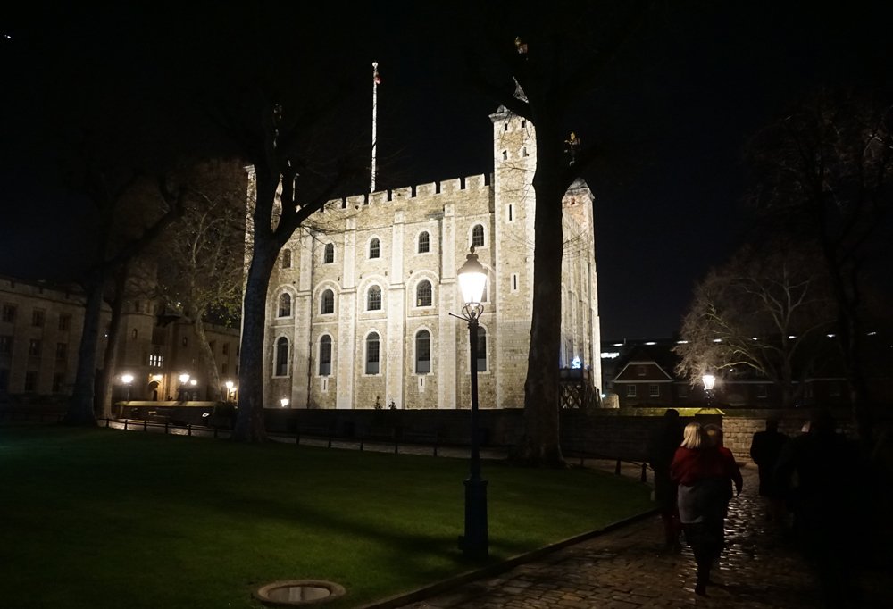 Nightime view of The White Tower